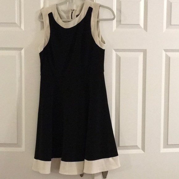 Simple black and white dress - Picture 1 of 2